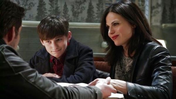 Regina Mills's Python print silk top with a neckline decorated with chains on Once Upon A Time 