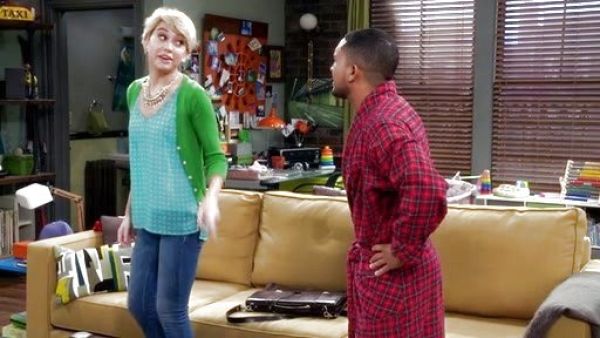 Riley Perrin's Ribbed Cardigan in Green on Baby Daddy
