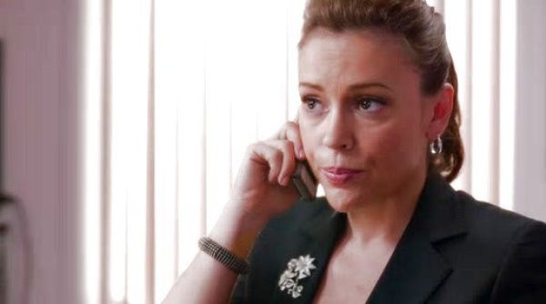 Savi Davis's 10k Gold Small Polished Swirl Hoop Earrings on Mistresses