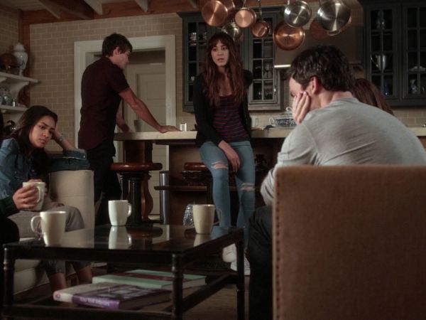 Spencer Hasting's Distressed Skinny Crop Jeans on Pretty Little Liars
