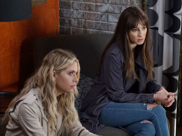 Spencer Hastings' Grey Trench Coat on Pretty Little Liars