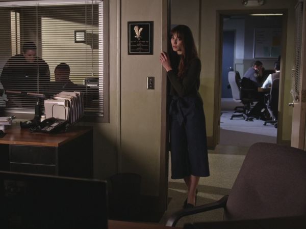 Spencer Hastings' Tie Waist Cropped Pants on Pretty Little Liars