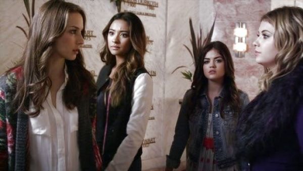 Spencer Hastings's Rose Boyfriend Cardigan on Pretty Little Liars