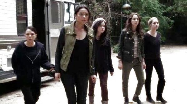 Spencer Hastings's The Downtown Field Jacket on Pretty Little Liars