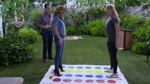 Stephanie Tanner's Twist Detail Tee on Fuller House