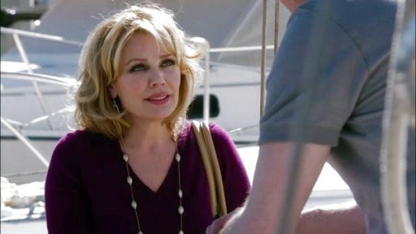 Stevie Grayson's Cashmere V-Neck Sweater on Revenge