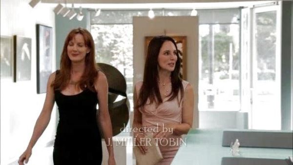 Victoria Grayson's fitted dress on Revenge